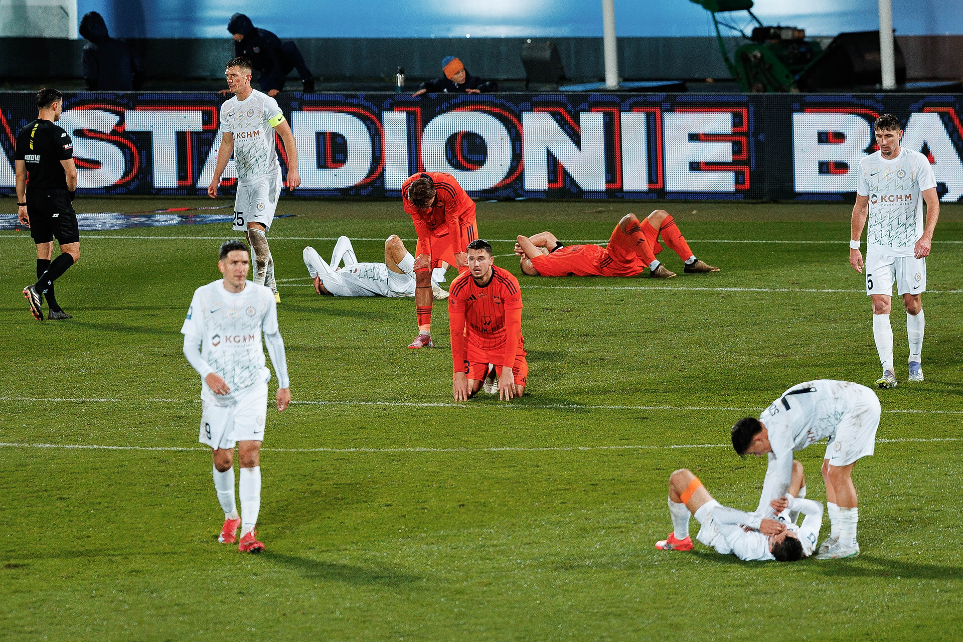 "Jesteśmy na dnie". Ekstraklasowy trener nie owijał w bawełnę. Zapowiada zmiany