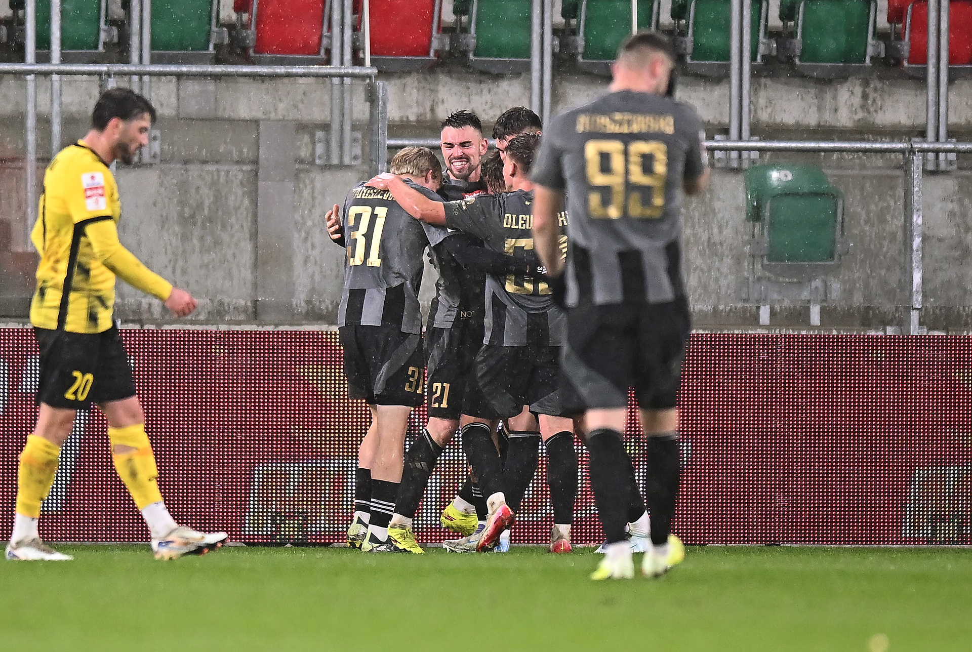 Rewelacja sezonu! Mieli spaść z hukiem, zachwycają I ligę. Kopciuszek bije bogatych