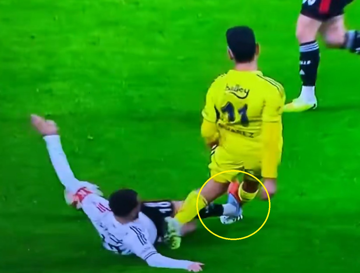 Paskudny wślizg w derbach Stambułu. Sędzia nie miał wątpliwości 