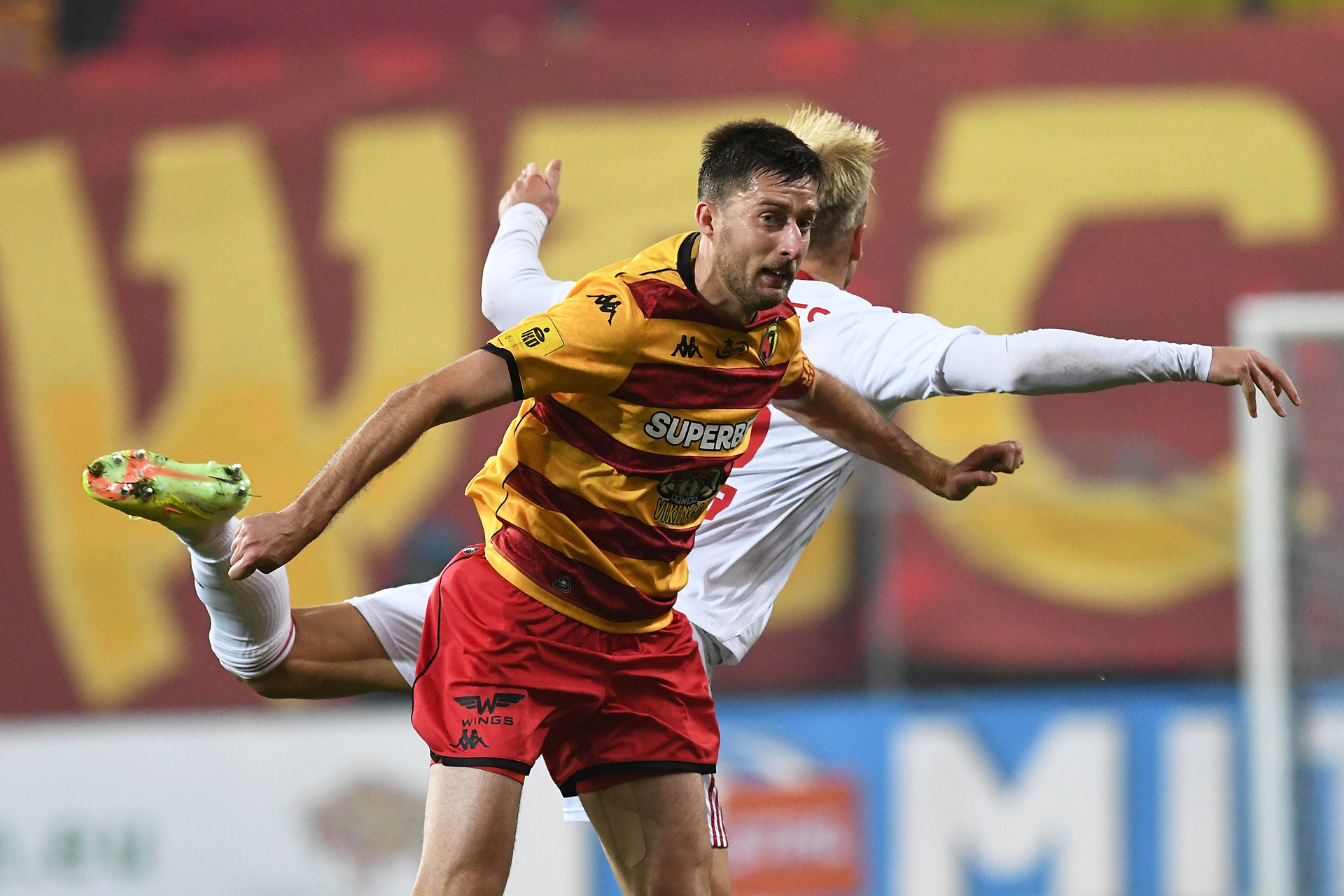 Skandal na trybunach w Białymstoku! Mecz Jagiellonii z Rakowem przerwany [ZDJĘCIE]