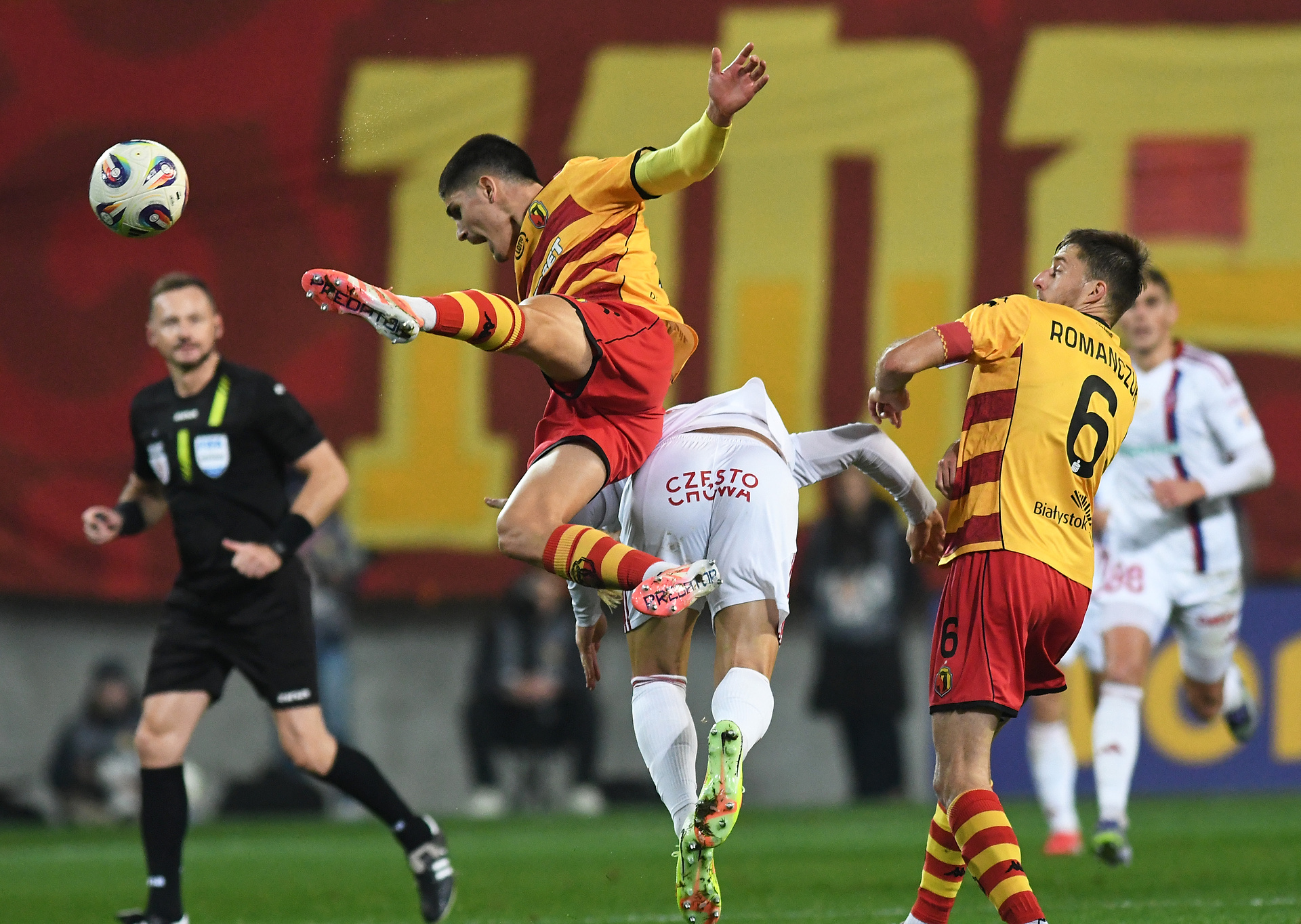 Kibice Jagiellonii obrażają sędziów. Wulgarny transparent na meczu [ZDJĘCIE]