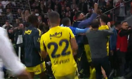 Z 0:2 na 3:2! Powrót drużyny Polaka w derbach. Sędzia sypał kartkami