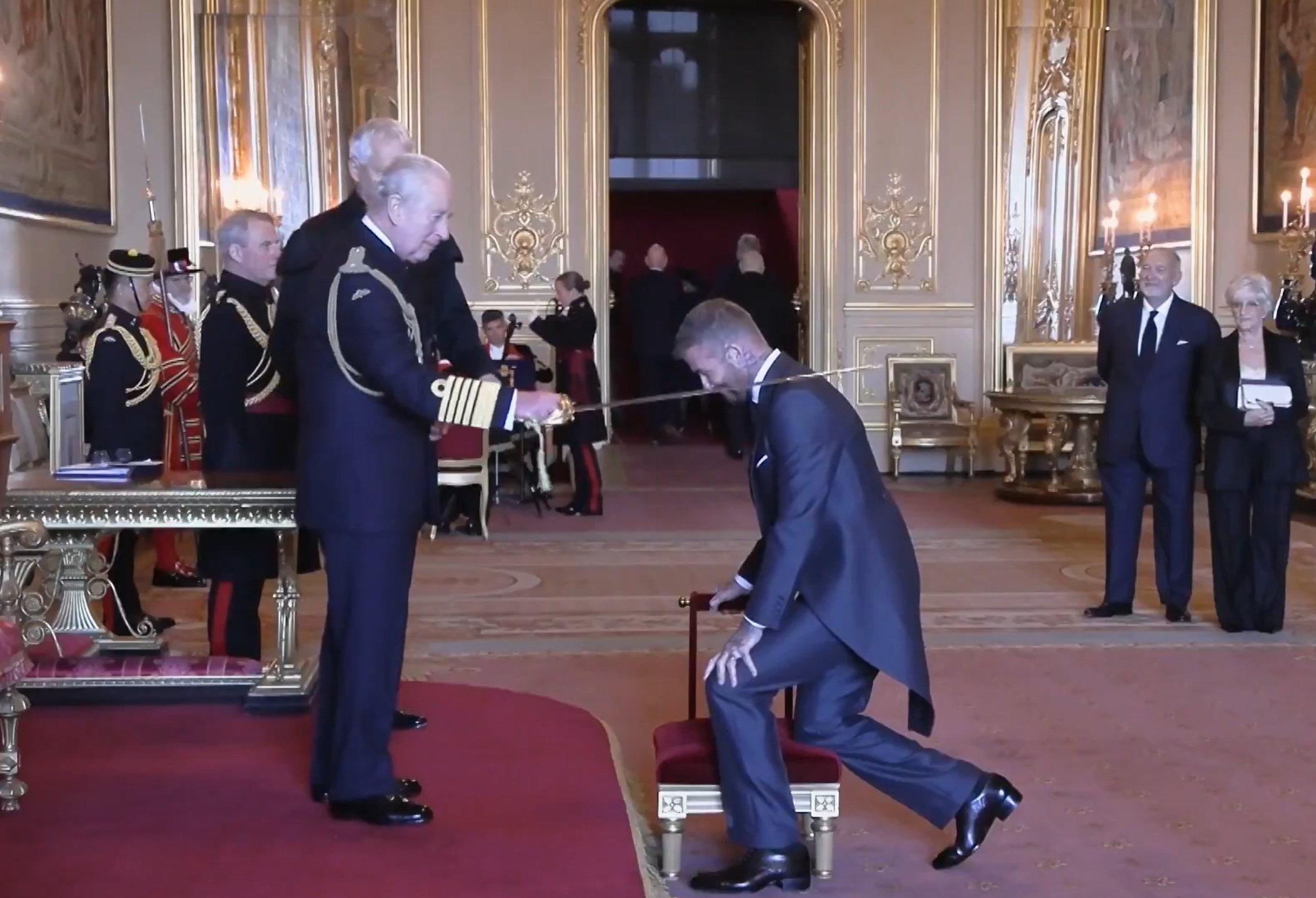 Beckham klęknął przed królem. Został pasowany na rycerza