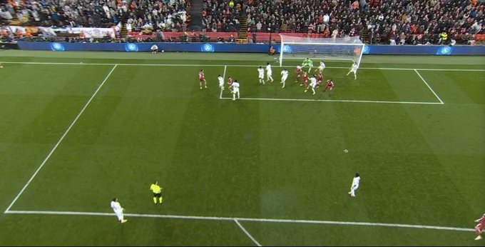 Kolosalny Courtois. Cudowne parady z Liverpoolem [WIDEO]