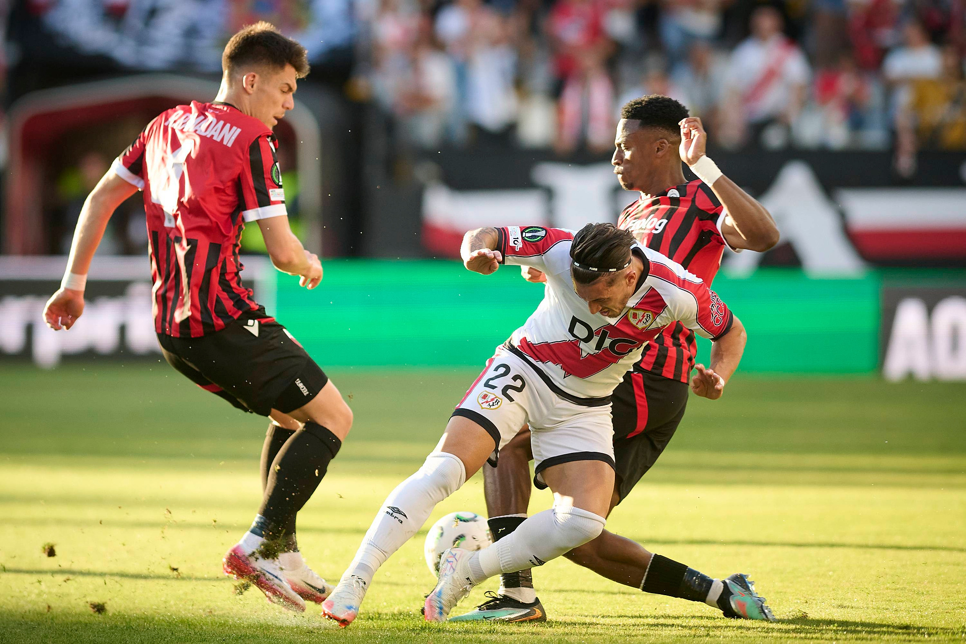 Raz ośmieszyli Polaków, teraz znów chcą to zrobić. W kraju mają ich za klub... zagraniczny