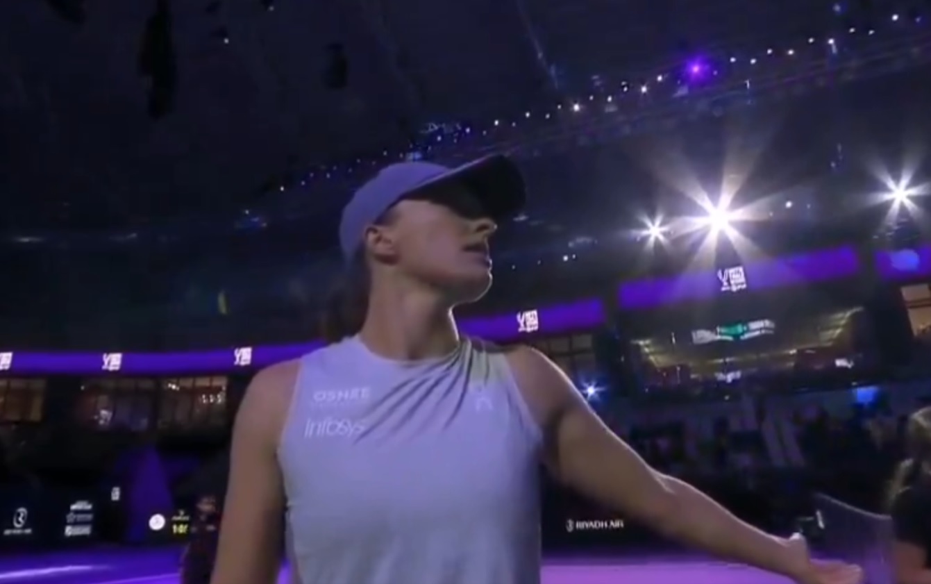 Afera w meczu Świątek. Kibica wyrzucono z trybun [WIDEO]