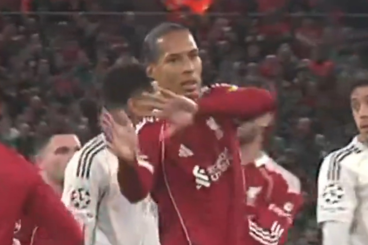 Van Dijk zakpił z Tchouameniego. Ujawniono nagranie [WIDEO]