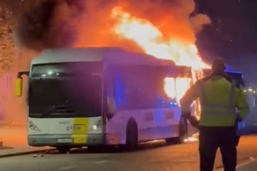 Pożar przed meczem Barcelony. Zapłonął autobus z kibicami [WIDEO]