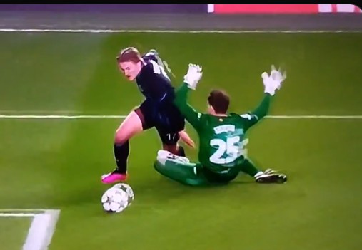 VAR uratował Szczęsnego! O włos od katastrofy [WIDEO]