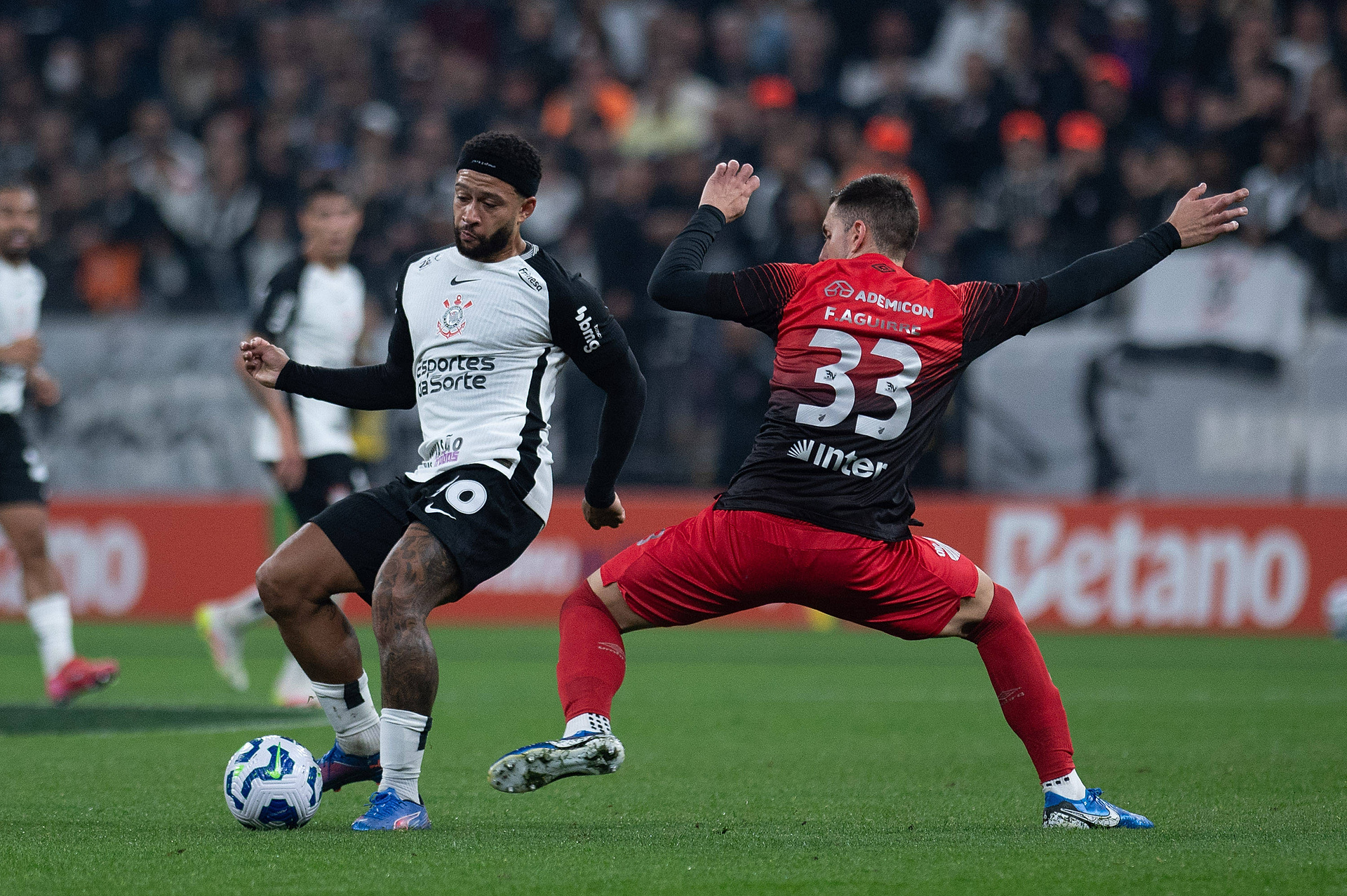 Były piłkarz Barcelony pławi się w luksusach. Jego klub płaci za to fortunę