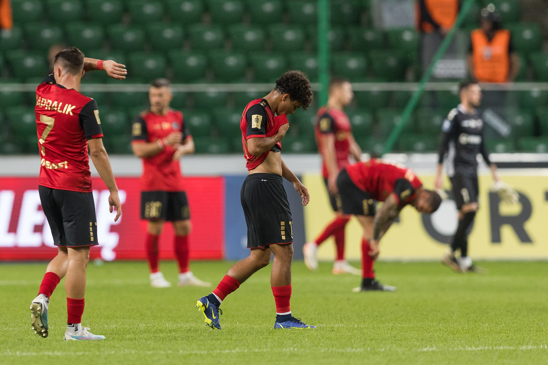 Zagrał rundę marzeń i odszedł z Polski za grube miliony. Po transferze przeżył koszmar