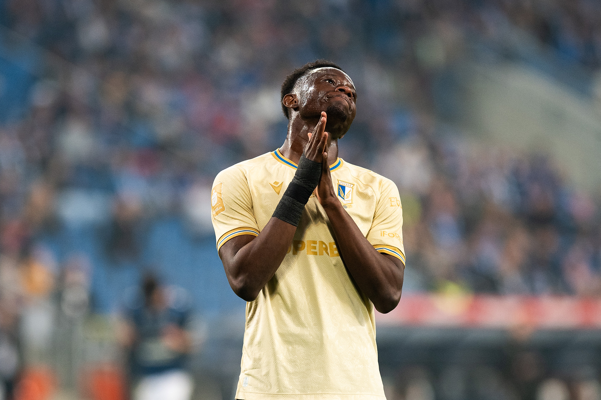 Piłkarz Lecha równany z ziemią. "Jak można takiego herbatnika sprowadzić?"