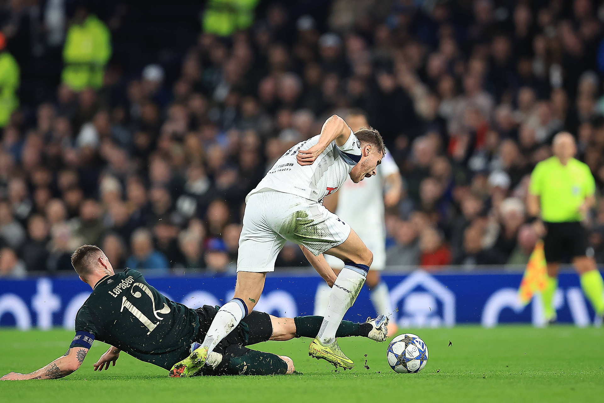 Niesamowity stoper! Jest najlepszym strzelcem klubu, drybluje jak szalony. Wart fortunę