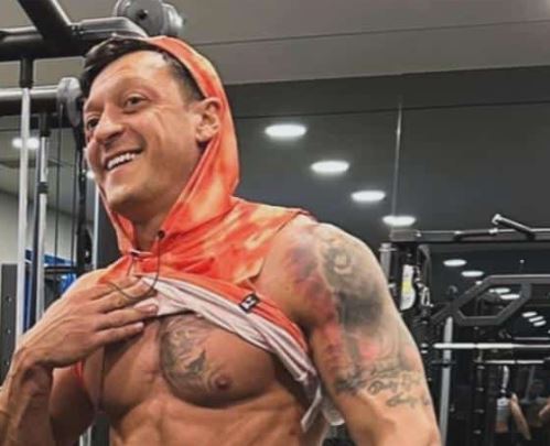 Oezil przypakował. Tak wygląda były gwiazdor po karierze [ZDJĘCIE]