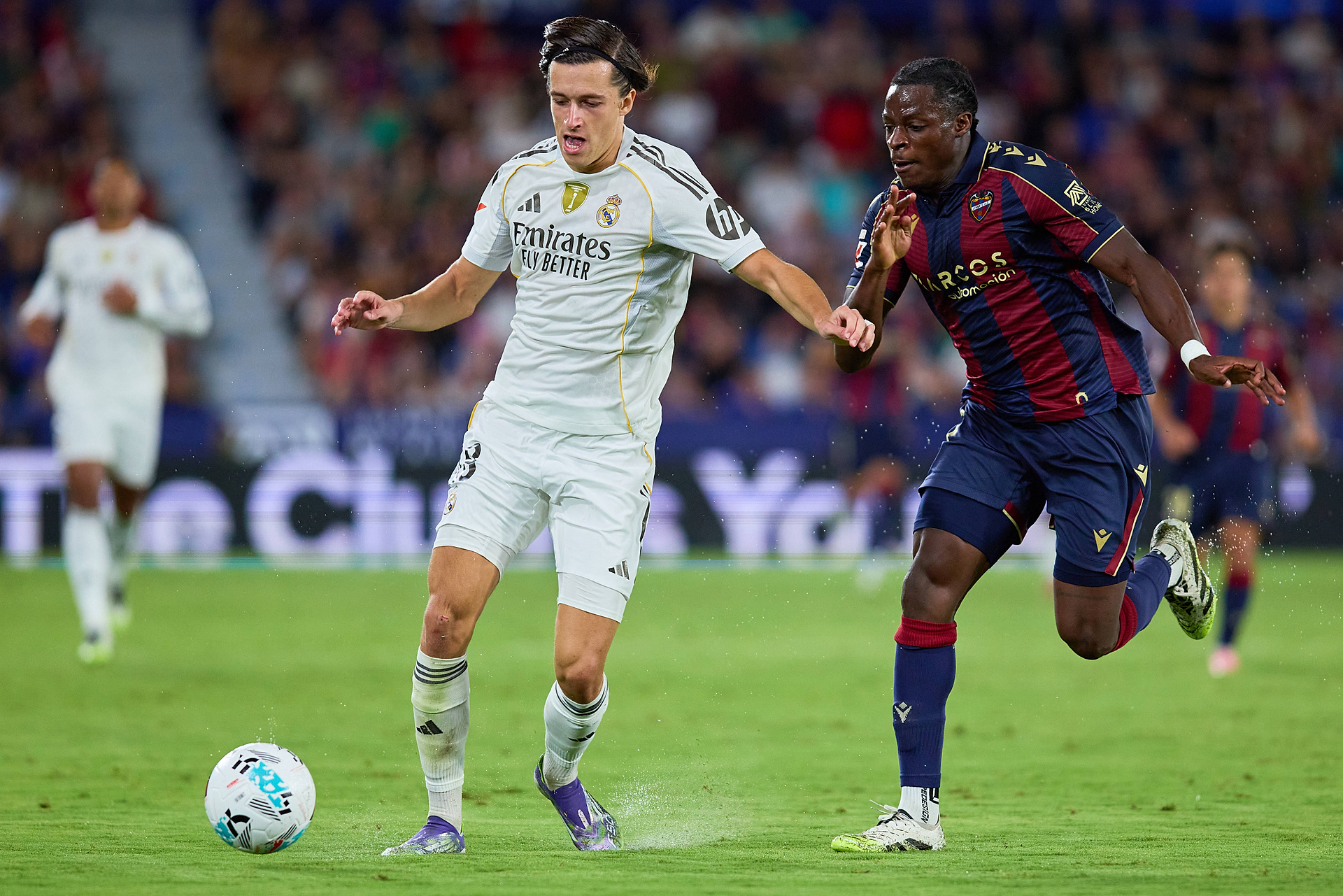 Arsenal rusza po cel Barcelony na rynku. Jest odkryciem w La Liga