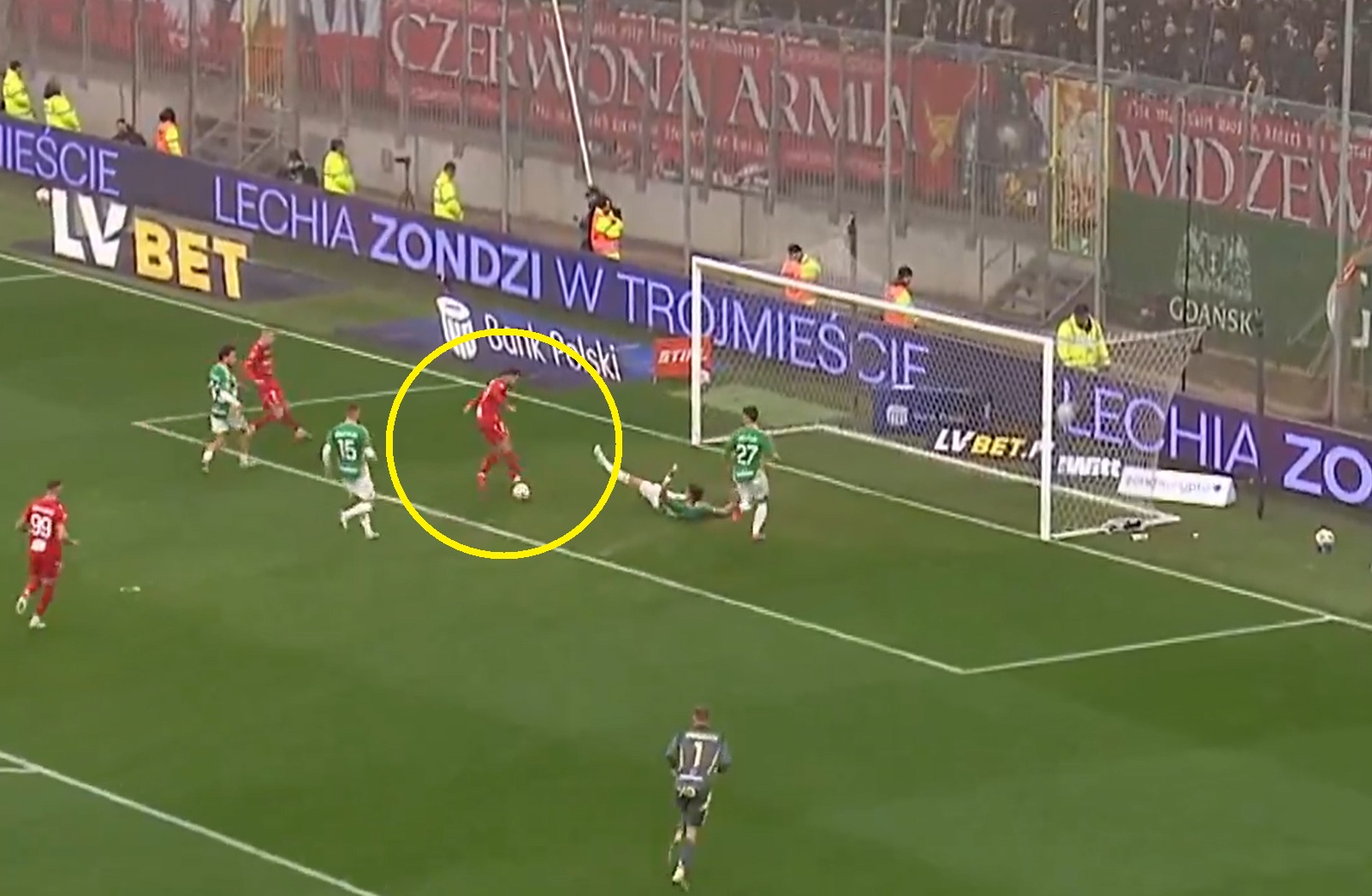 Niewiarygodne pudło piłkarza Widzewa. To się w głowie nie mieści! [WIDEO]