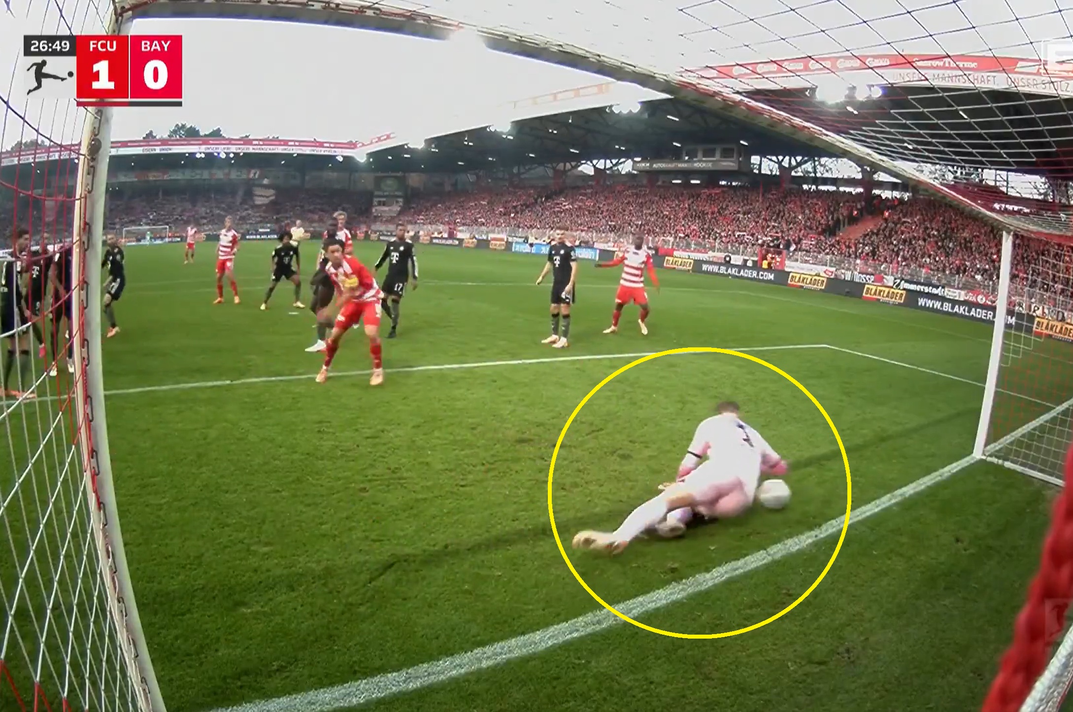 Szok, Bayern w końcu zatrzymany! Koszmarny błąd Neuera [WIDEO]