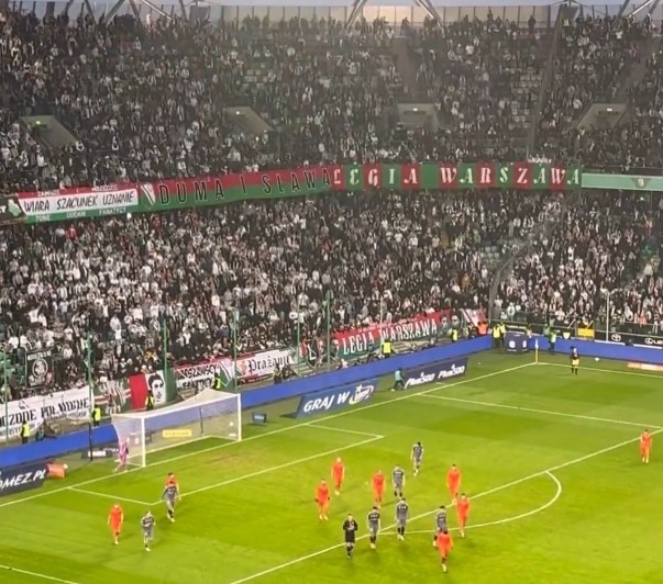 Kibice Legii nie wytrzymali. Gwizdy i przekleństwa po pierwszej połowie [WIDEO]