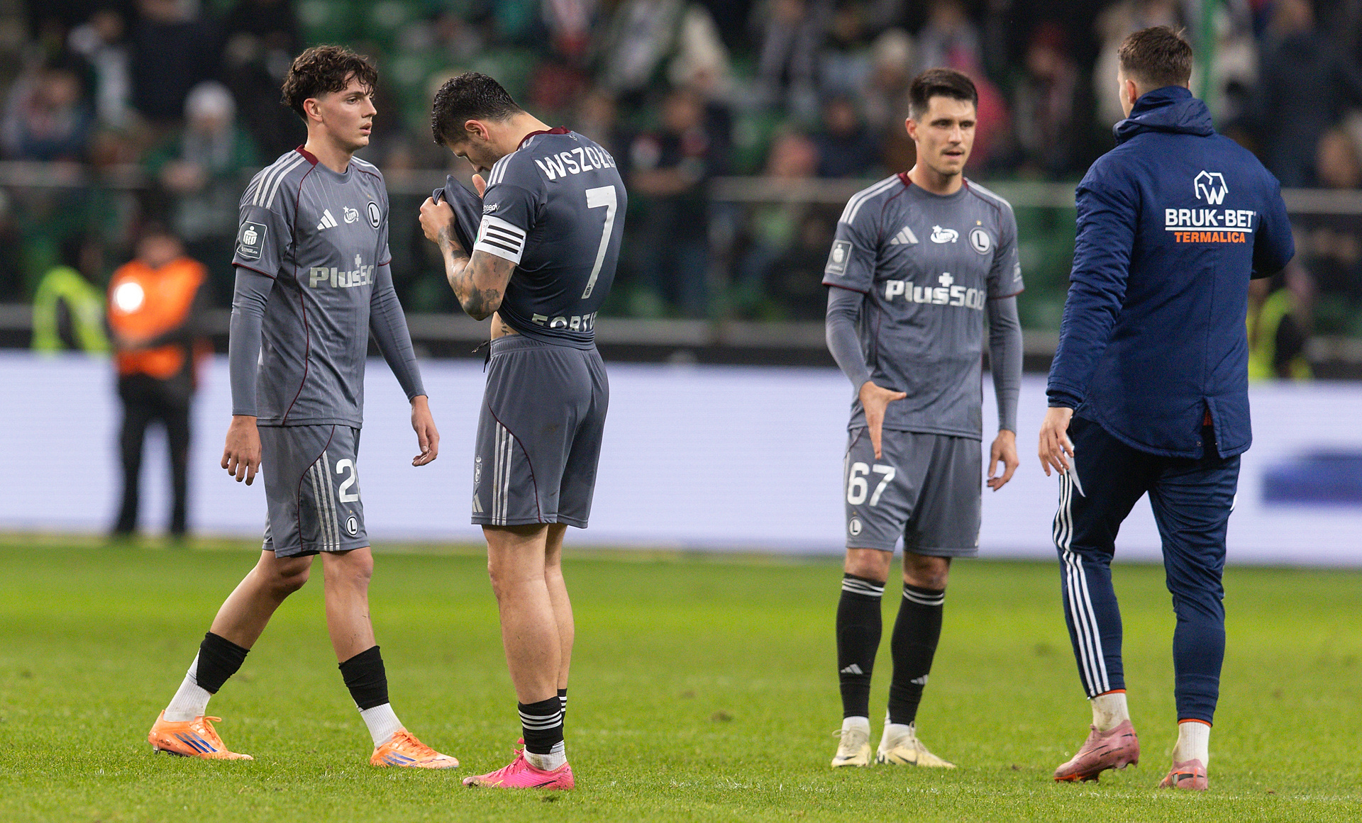 "Zejdźcie z boiska. Hańbicie Legię". Żyleta pogoniła piłkarzy [WIDEO]