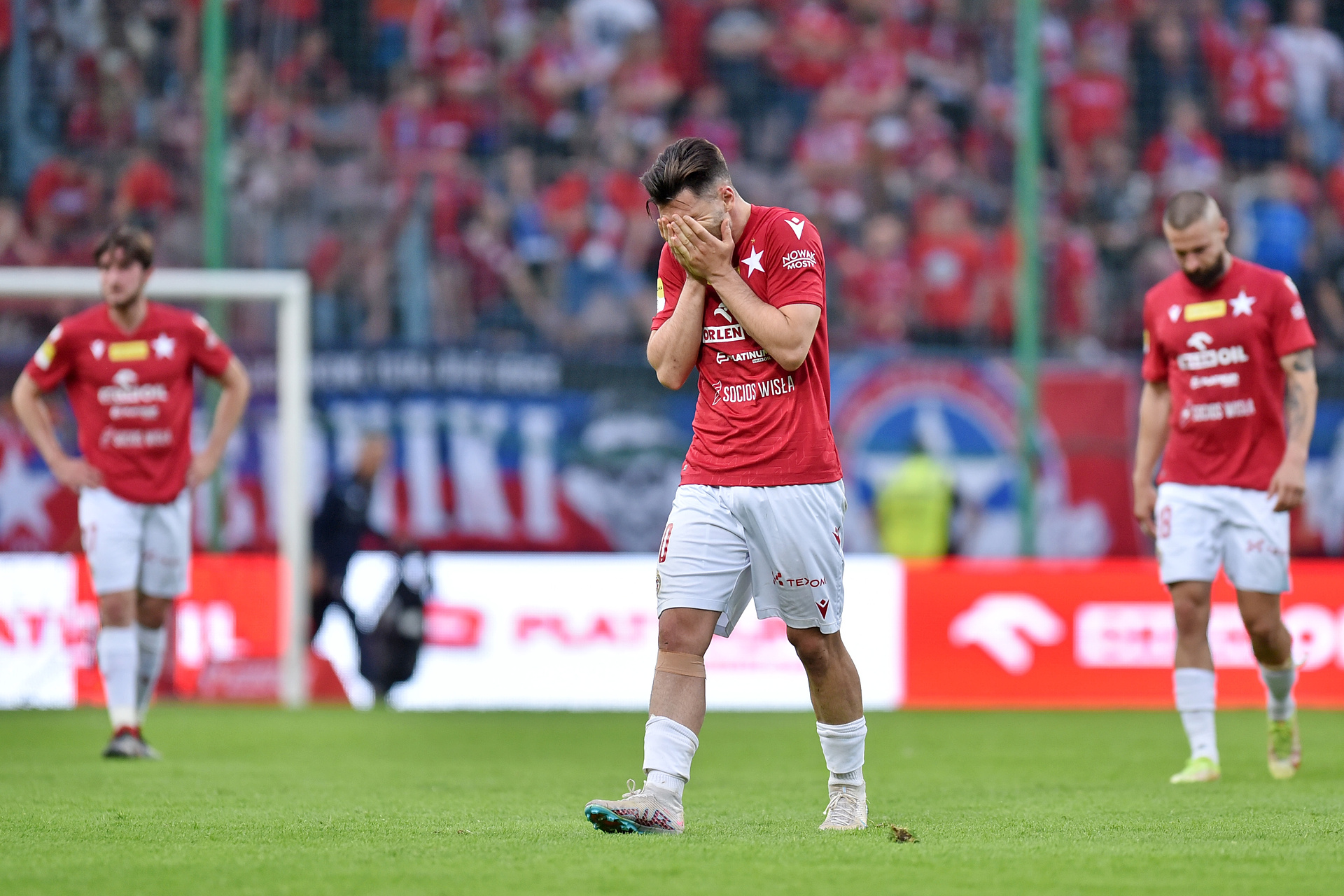 Wymiatał w Polsce, zarabiał fortunę, odrzucał wielkie oferty. Dziś piłkarsko nie istnieje