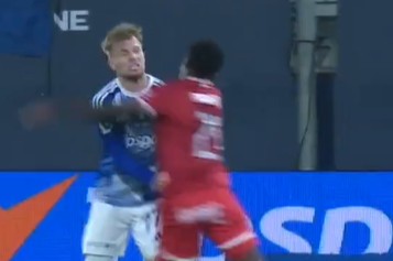 Czy oni oszaleli? Brutalna bójka między piłkarzami [WIDEO]