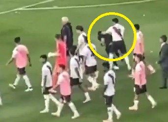 Sceny po derbach. Wściekły piłkarz rzucił się na kibica [WIDEO]