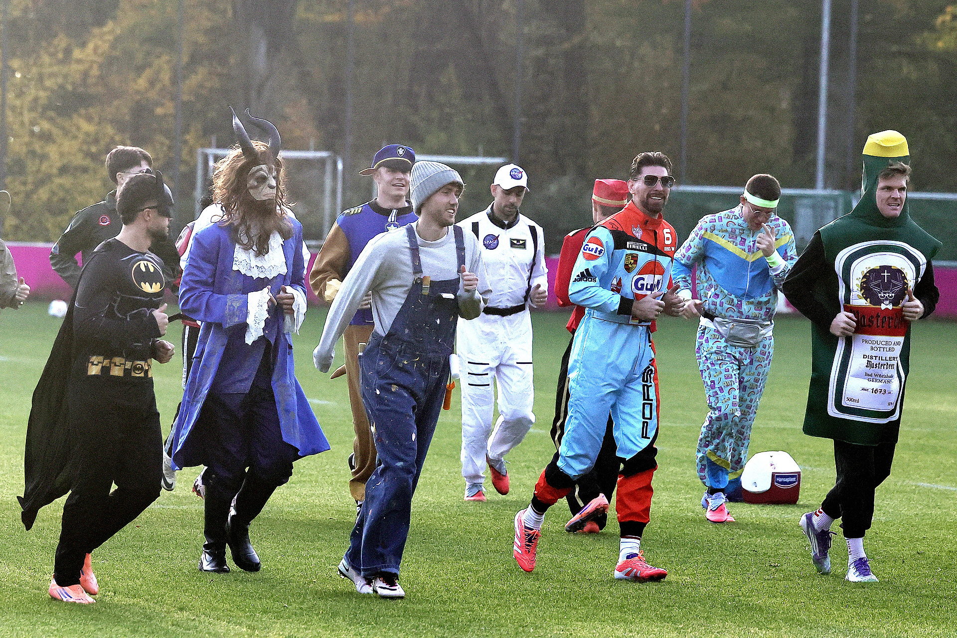 Szalony dzień w klubie Polaka. Papa Smerf trenował Batmana i Kapitana Amerykę [ZDJĘCIE]