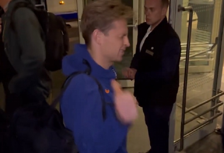 Tak De Jong potraktował polskich kibiców. Spotkał ich przed hotelem [WIDEO]