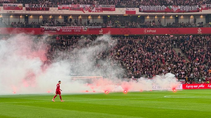 Race na murawie Narodowego. Niespodziewana przerwa w starciu z Holandią