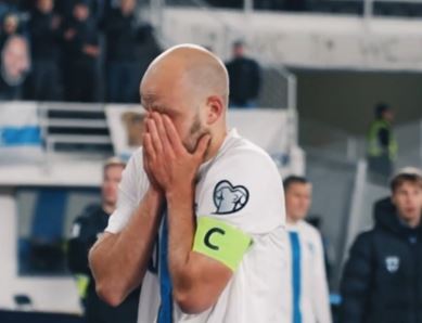 Wzruszające pożegnanie legendy. Zalał się łzami po wejściu za byłą gwiazdę Ekstraklasy