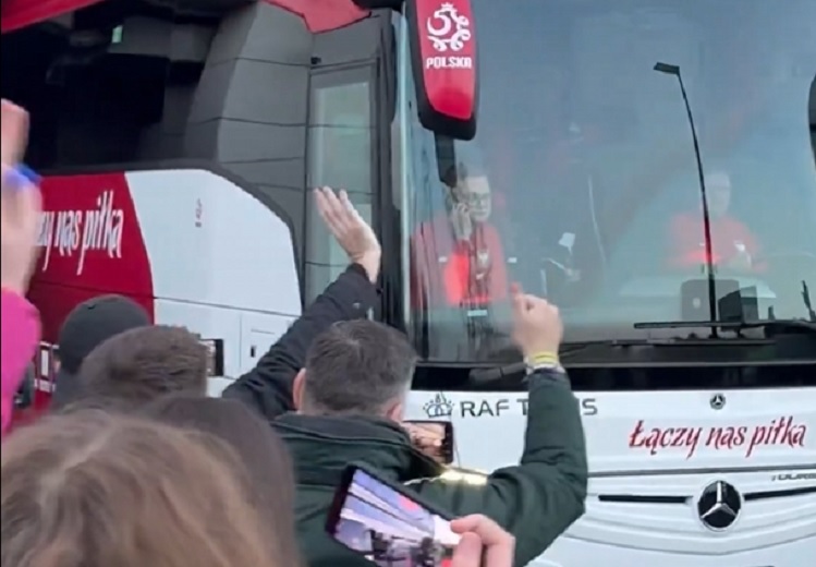 Kibice pożegnali reprezentację. Podeszło tylko dwóch kadrowiczów