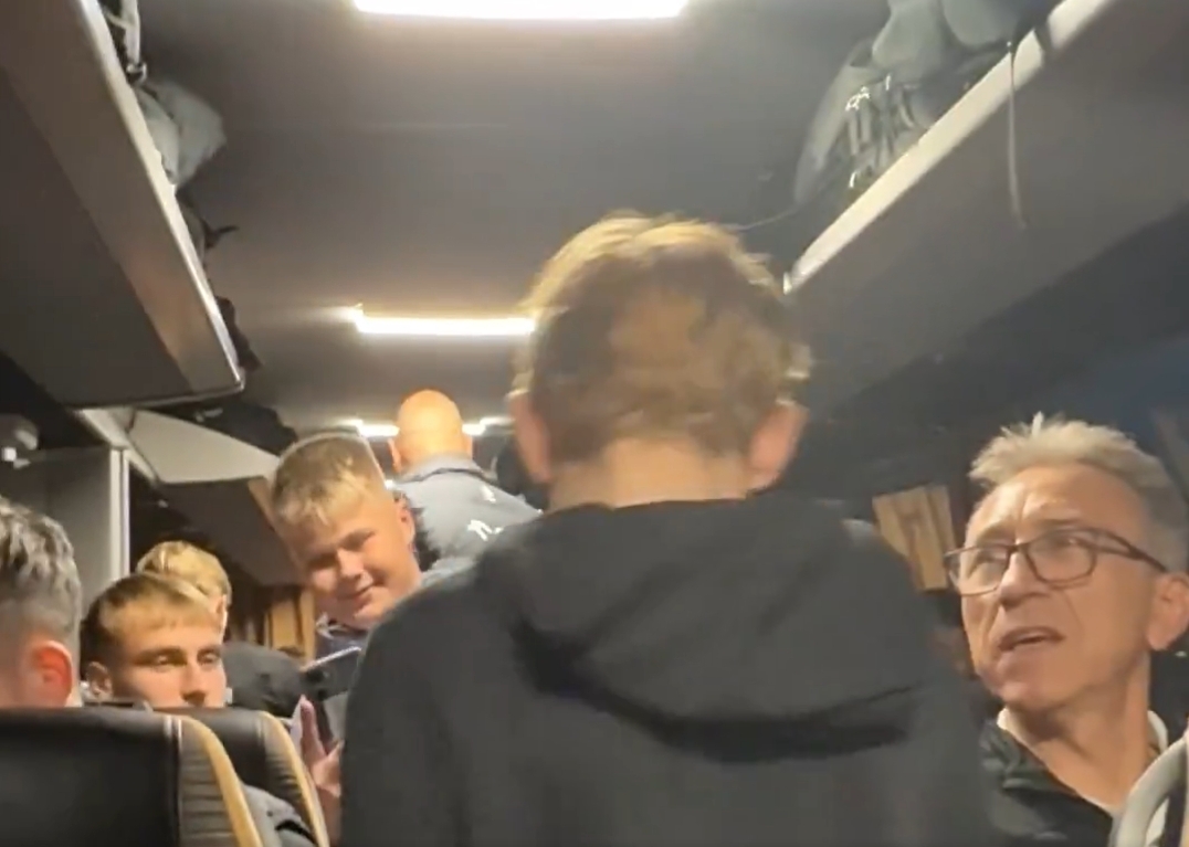 Kibice wpadli do autokaru kadry U21. "Powiedzcie tylko rodzicom" [WIDEO]