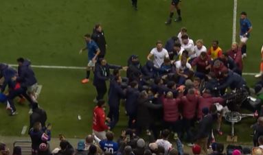 To piłka nożna czy rugby? Wielka bójka w meczu mundialowiczów [WIDEO]