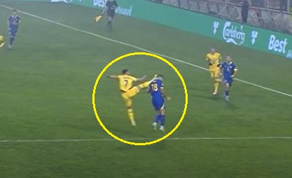 Obrzydliwy faul. Wyleciał z boiska po... dwóch minutach