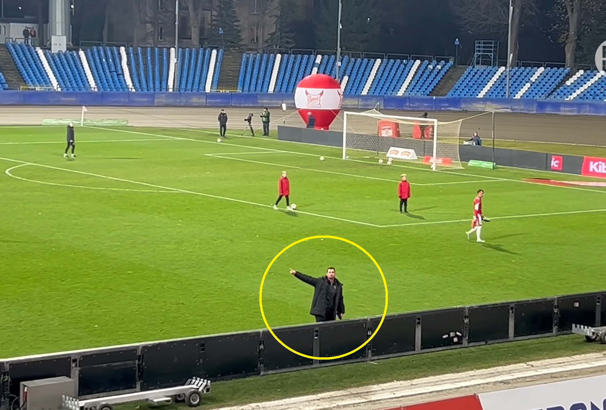 Trener krzyczał na własnych kibiców. Awantura w 2. Lidze [WIDEO]