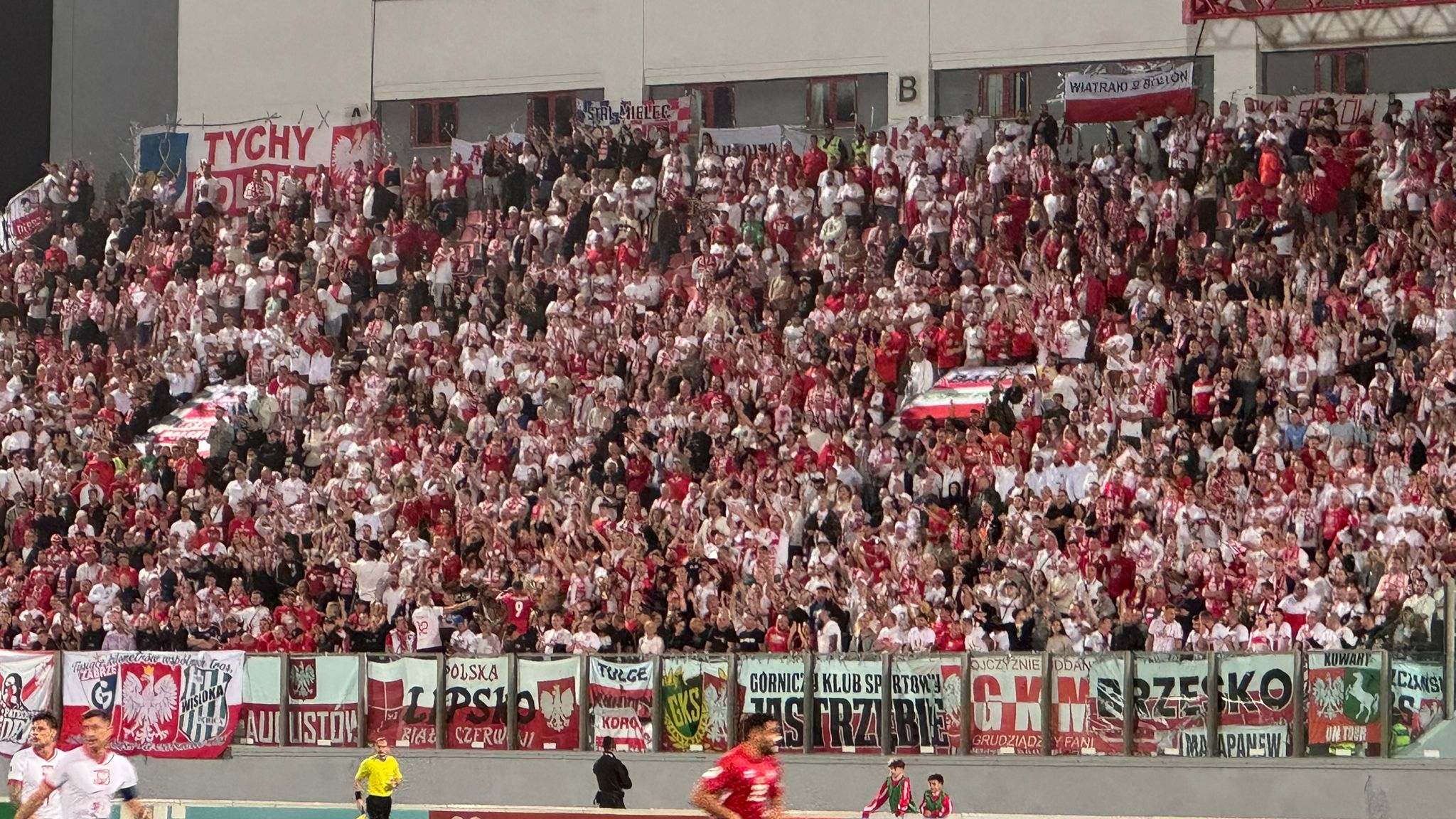 Polacy opanowali stadion na Malcie. Tłumy biało-czerwonych [WIDEO]