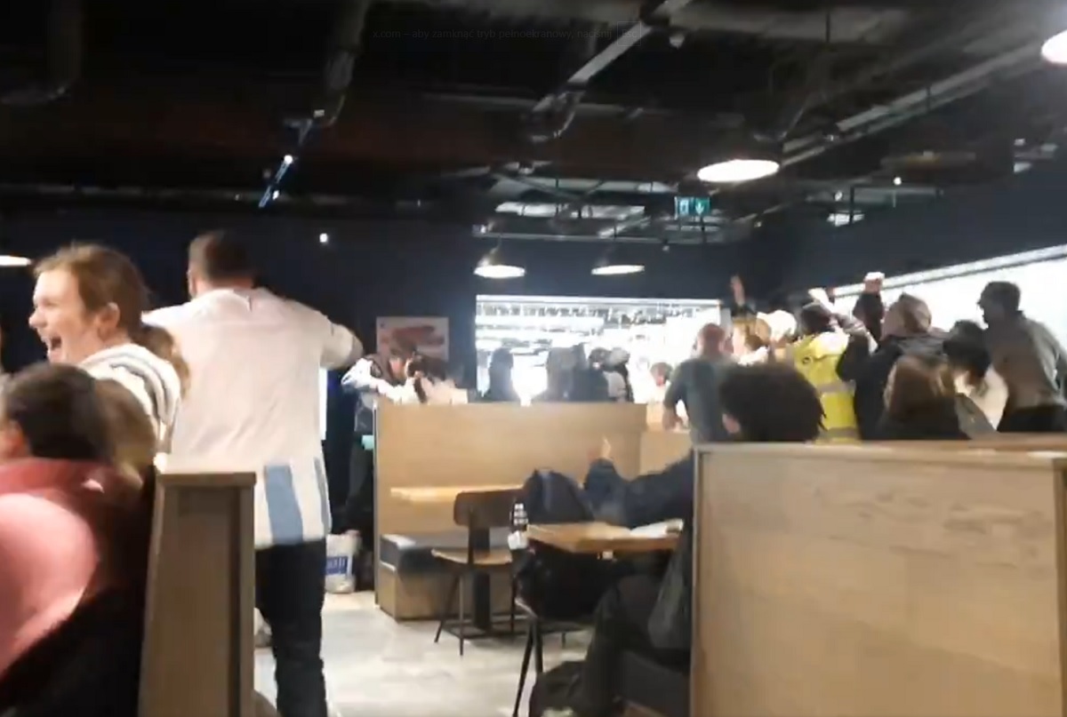 Szaleństwo nawet na lotnisku. Tak świętowali gola w el. MŚ [WIDEO]