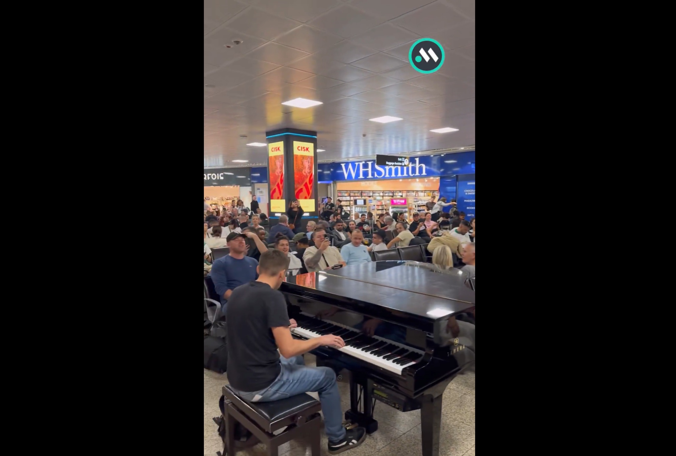 Polscy kibice przejęli lotnisko na Malcie. Zabrzmiał znany przebój [WIDEO]