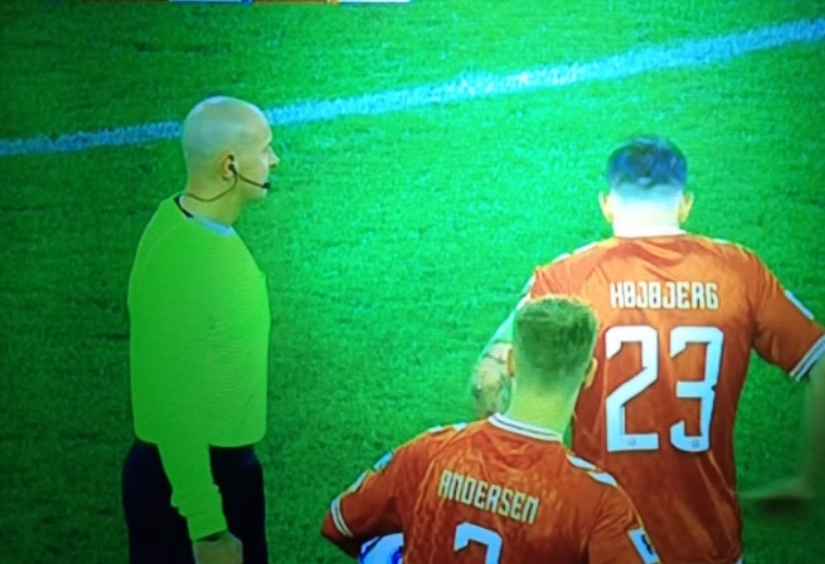 Marciniak podszedł do monitora VAR i się zaczęło! Dymy w meczu o awans na MŚ [WIDEO]