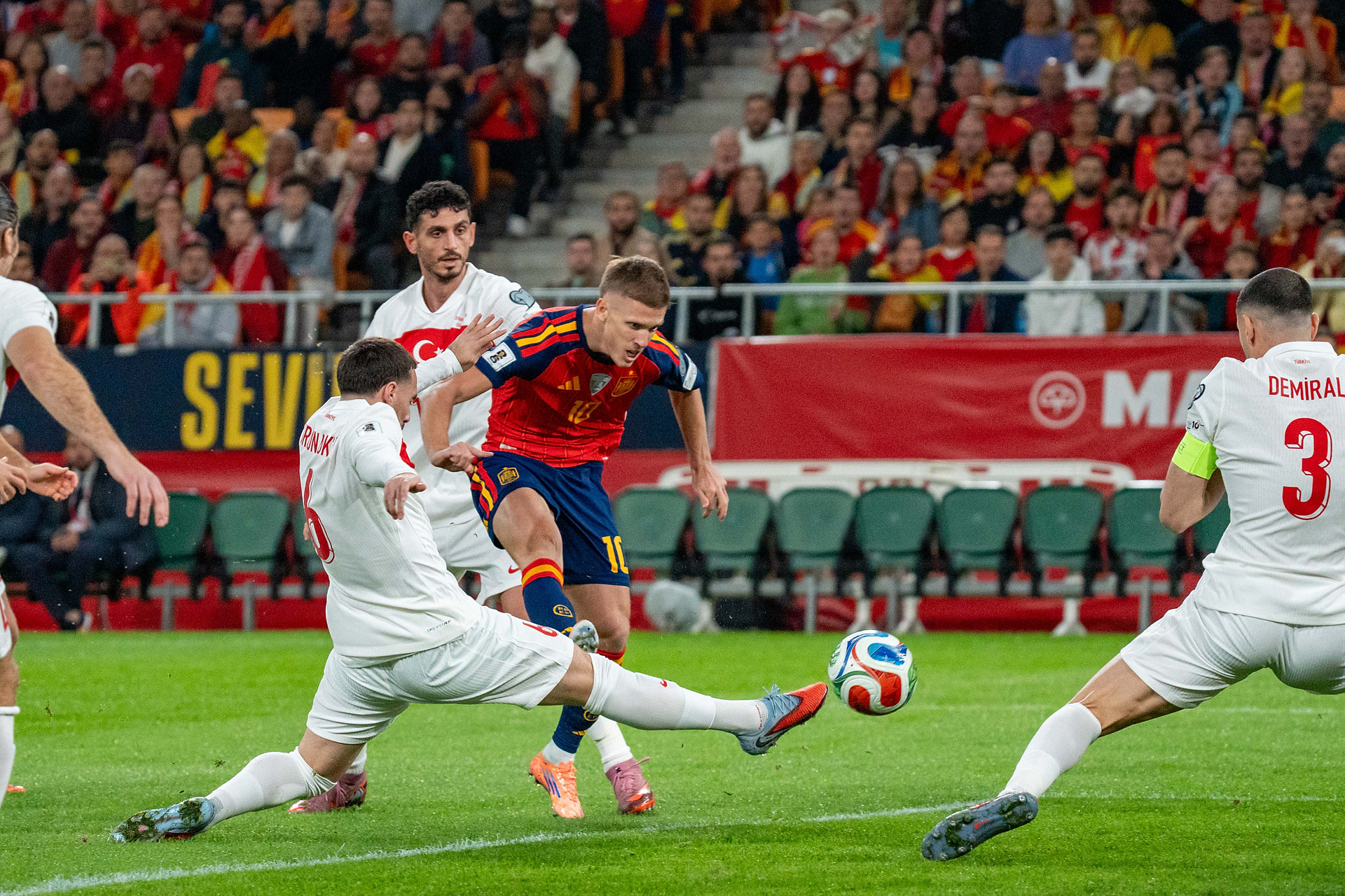 Tryb demolka. Belgia i Hiszpania jadą na mundial, Walia ośmieszyła Macedonię