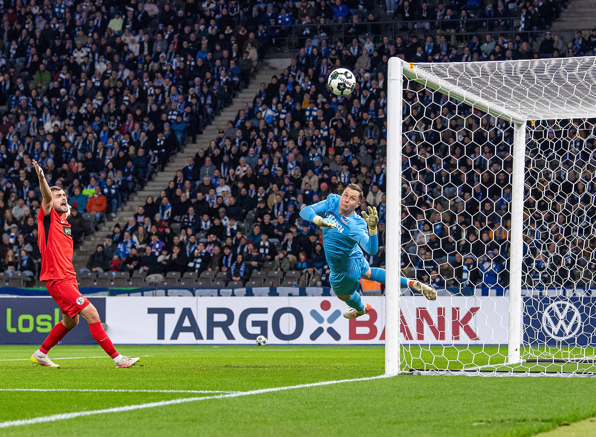 Polak prowadzi klub do elity. To może być gigantyczna sensacja. "Nie mają nawet dworca"