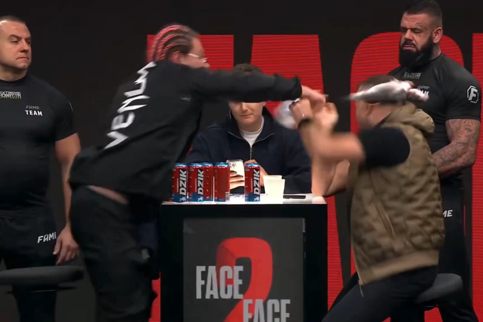 Marcoń zaatakował rywala... rybą. Kuriozum przed Fame MMA 28 [WIDEO]