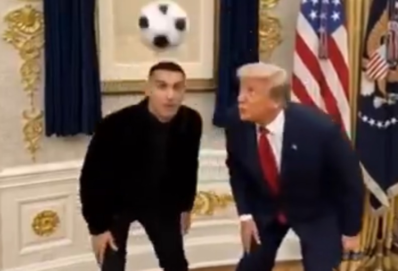 Donald Trump "zagrał" w piłkę z Cristiano Ronaldo. Film przygotowało AI [WIDEO]