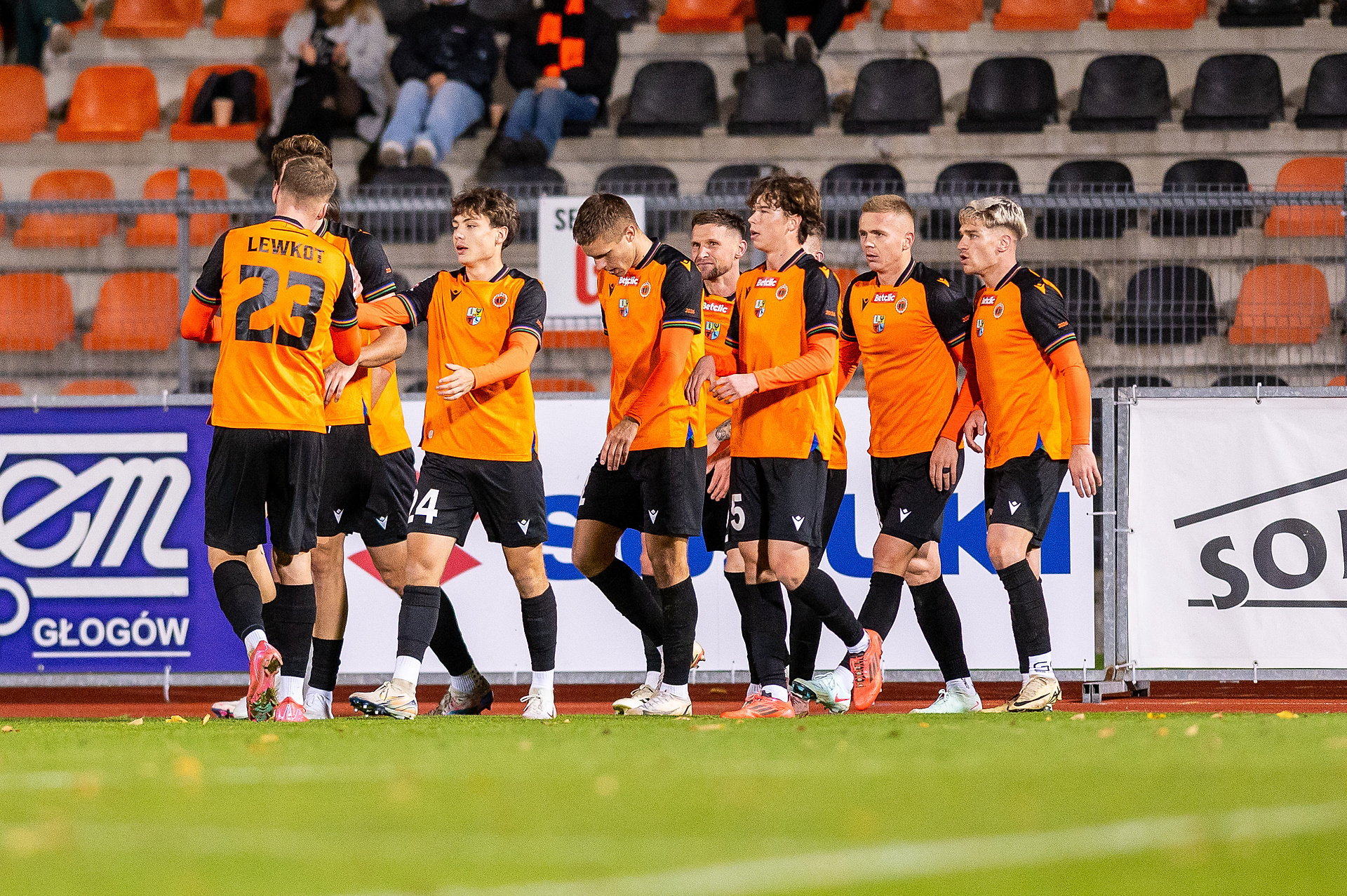 Sensacja I ligi! Zespół bez gwiazd zawstydza i bije gigantów. Ostatnio ledwo się utrzymał