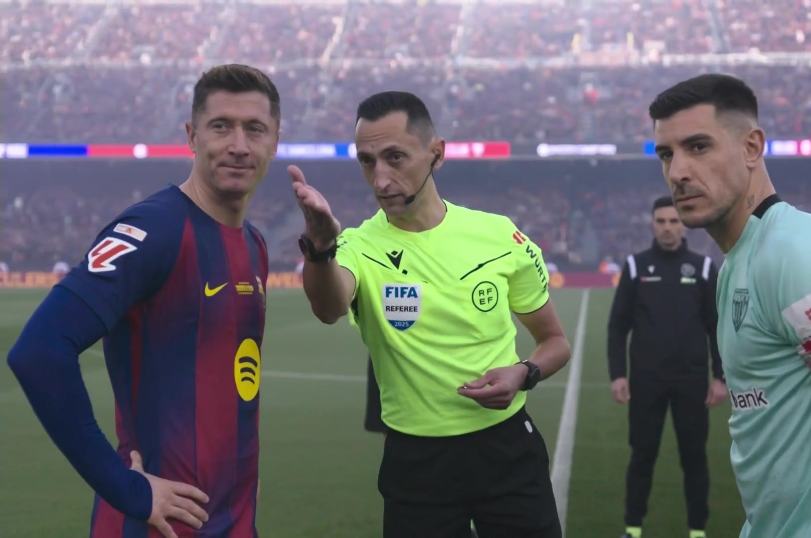 Lewandowski kapitanem Barcelony! Historyczny moment na inaugurację Camp Nou