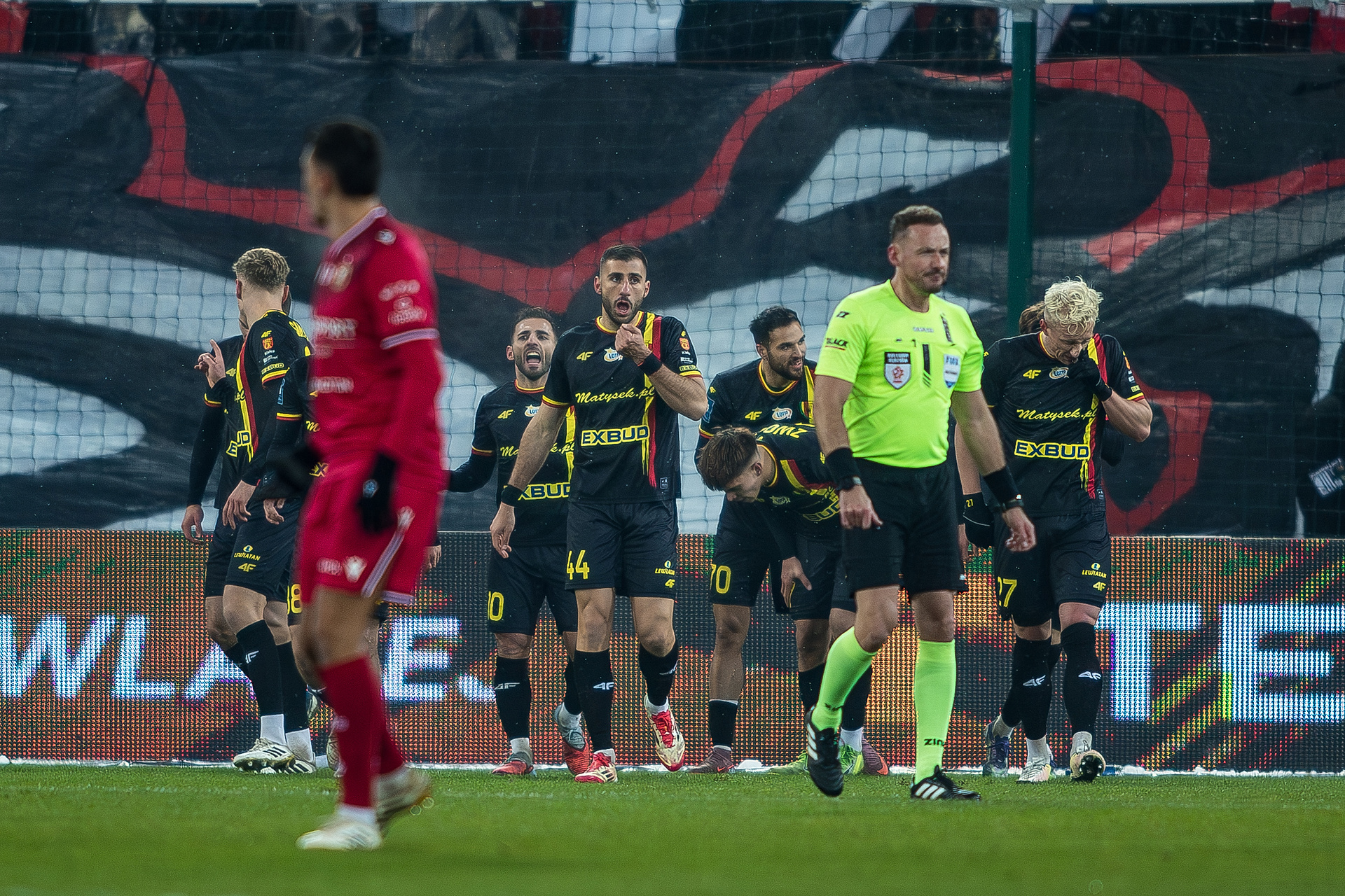 Beznadziejny występ Widzewa! Korona podbiła Łódź