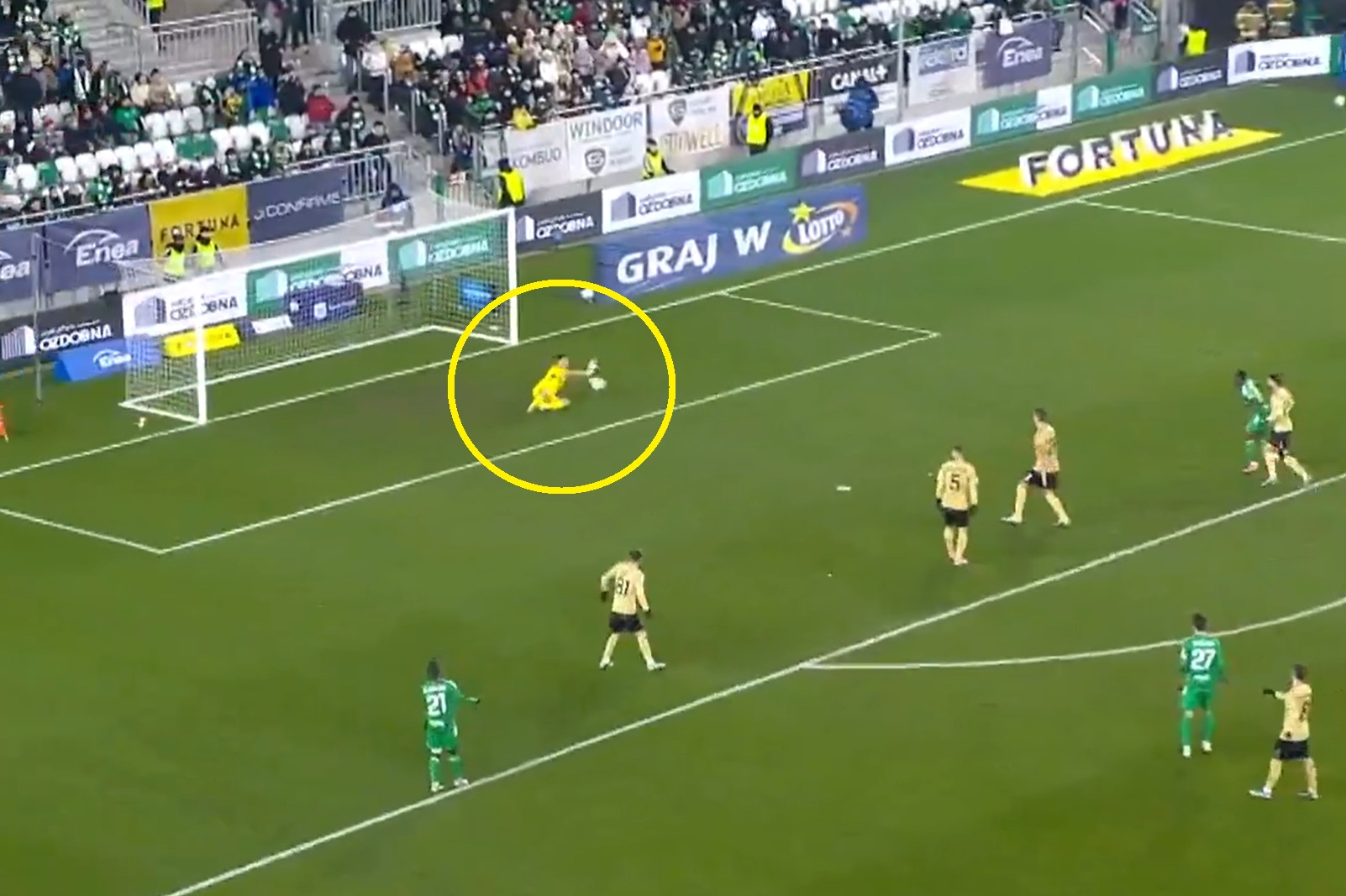 Co za błąd bramkarza Górnika! Dał Radomiakowi gola w prezencie [WIDEO]