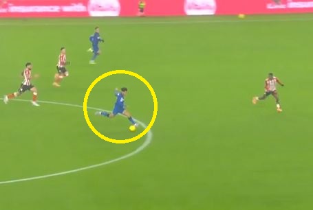 Gol z połowy w meczu Premier League. Ależ huknął [WIDEO]