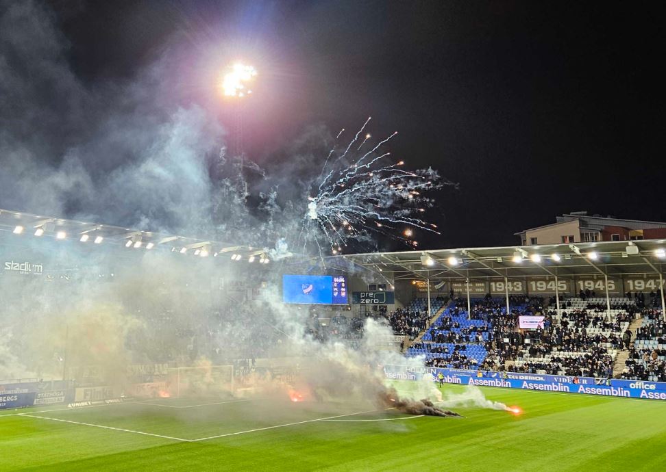 Chaos w barażach. Murawa zaczęła płonąć [ZDJĘCIA]