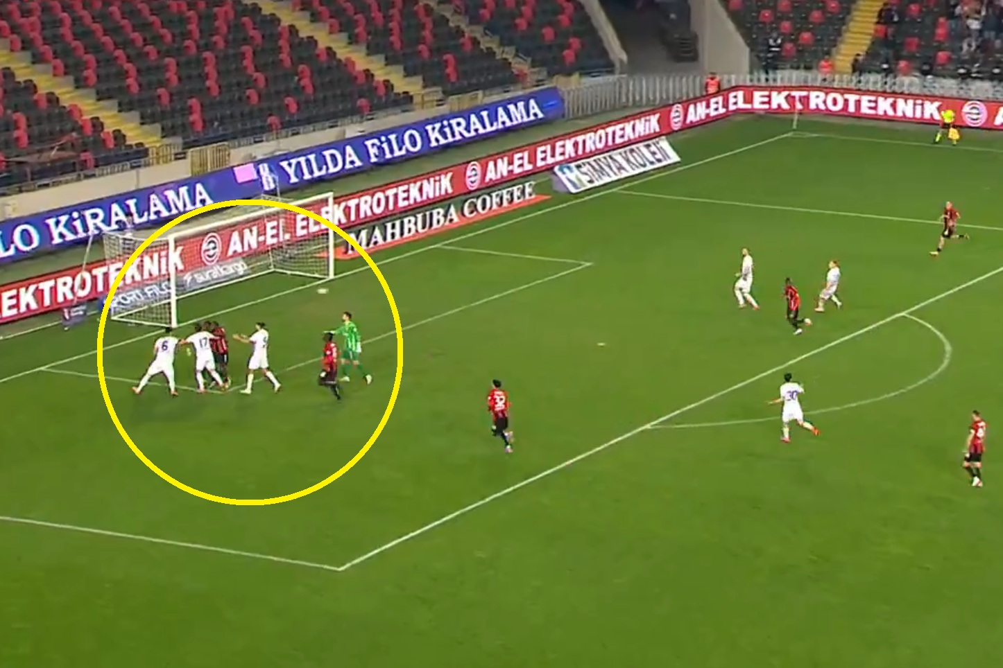 Bójka na murawie i nagle gol. Tego jeszcze nie grali [WIDEO]